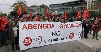 Trabajadores de Abengoa concentrados en la puerta de la sede en Sevilla, en apoyo a los afectados por los expedientes de despidos colectivos presentados por la empresa, en 2016.