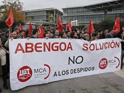 Trabajadores de Abengoa concentrados en la puerta de la sede en Sevilla, en apoyo a los afectados por los expedientes de despidos colectivos presentados por la empresa, en 2016.