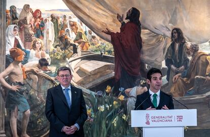 El presidente valenciano, Ximo Puig, y el director del Museo de Bellas Artes, Pablo González, este viernes en el Palau de les Comunicacions. 