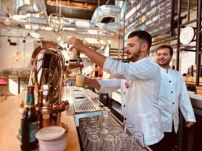 Un alumno de Talento Cruzcampo en la microcervecería de la Fundación Cruzcampo de Sevilla. 