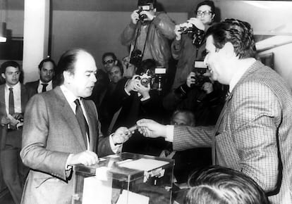El candidato de Convergència i Unió, Jordi Pujol, en el momento de emitir su voto para las elecciones autonómicas al Parlamento de Cataluña, el 20 de marzo de 1980. Eran las primeras autonómicas democráticas tras la muerte del dictador y, la primera de las seis victorias electorales consecutivas de Pujol, que gobernó durante 23 años.