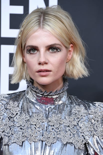 Lucy Boynton. La protagonista de The Politician es una de las celebrities más atrevidas en materia de maquillaje. La make up artist Jo Baker se inspiró en el art déco para dibujar su mirada en los Globos de Oro. La peluquera Jenny Cho se encargó de aportar volumen y textura a un bob platino que tampoco reniega de sus raíces.