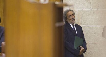 Jos&eacute; Chamizo, en un pasillo del Parlamento de Andaluc&iacute;a.