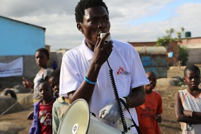 Durante 18 días, se instalaron más de cuarenta puestos alrededor de la ciudad. Promotores de salud comunitarios y voluntarios de los diferentes vecindarios recorrieron las calles para dar a conocer la campaña de inmunización ante el cólera y explicar los beneficios que conlleva la vacunación. Ocho miembros del personal internacional de MSF, 19 trabajadores del Ministerio de Salud de Zambia y 1.135 voluntarios de la comunidad de Lusaka han estado vacunando sin descanso en 39 puntos de los cuatro barrios de los suburbios más afectados de Lusaka: Kanyama, Bauleni, George y Chawama.