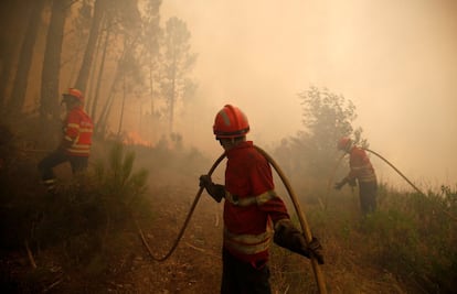 Bomberos trabajan para extinguir las llamas en Capelo, cerca de Gois, el 21 de junio de 2017.