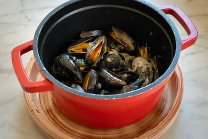 Mejillones al vino blanco en el bar Vii, de los hermanos Roca.