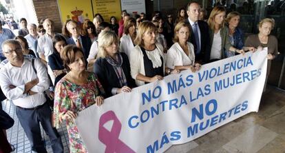 Cinco minutos de silencio ante la delegación del Gobierno en repulsa por la muerte de María Ángeles A. S.