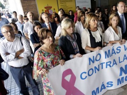 Cinco minutos de silencio ante la delegaci&oacute;n del Gobierno en repulsa por la muerte de Mar&iacute;a &Aacute;ngeles A. S.