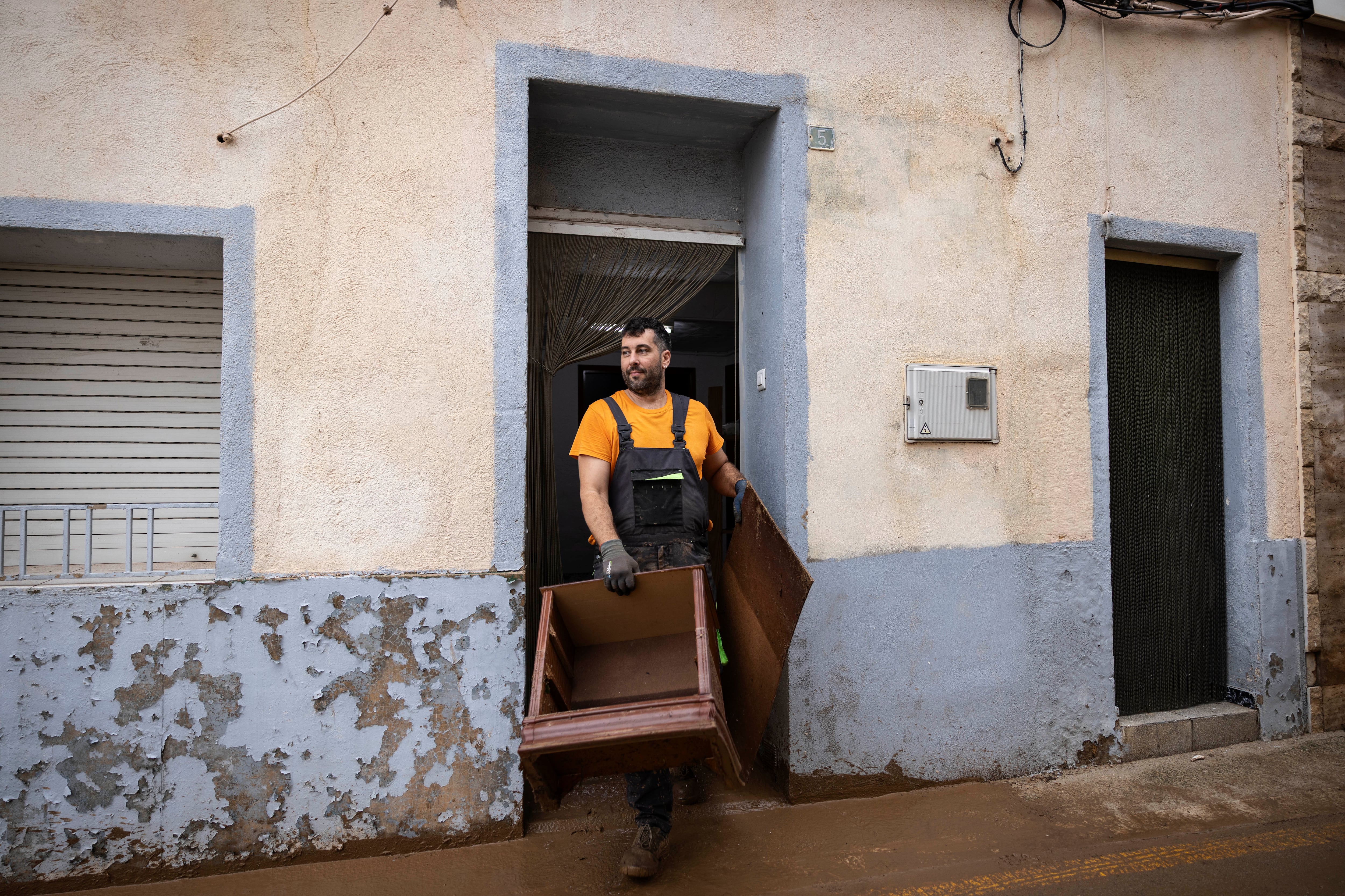 Un vecino limpia una casa afectada por las inundaciones en Godall, Tarragona. 