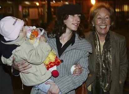 La hermana de la Princesa de Asturias tenía una niña de seis años que se encuentra en el domicilio de su padre ajena a lo sucedido. En la foto, Erika aparece con su abuela, la periodista Menchu del Valle y con la pequeña.