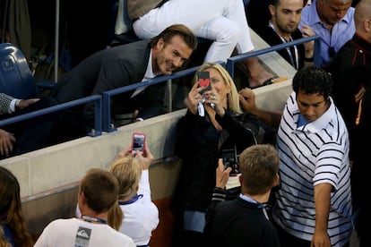 Una espectadora junto al futbolista David Beckham.