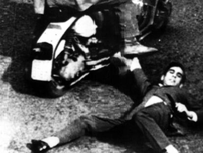 Fotografía captada por un viandante del asesinato del mensajero Alessandro Floris en Génova en 1971 por dos miembros de las Brigadas Rojas.