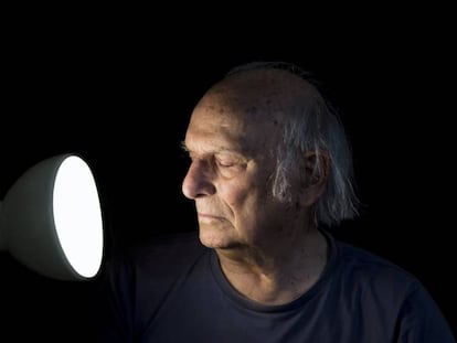 Carlos Saura fotografiado en su casa.