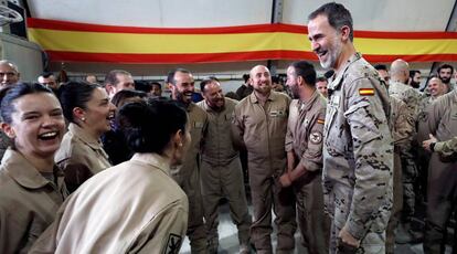 Felipe VI con las tropas españolas, este miércoles.