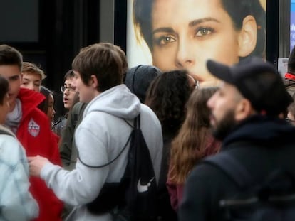 Unos jóvenes charlan en el centro de Madrid.