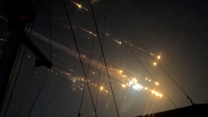 Imagen de los restos del cohete Starship cayendo en marzo sobre el Caribe tras explosionar en el cielo captada desde Bahamas.