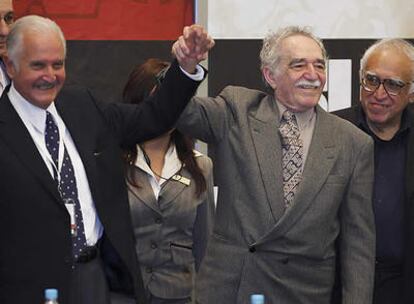 Carlos Fuentes y García Márquez, saludan dados de la mano al público congregado en la FIL