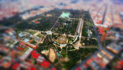 Vista aérea del Parque del Retiro, con la Rosaleda en primer término y el estanque grande al fondo.