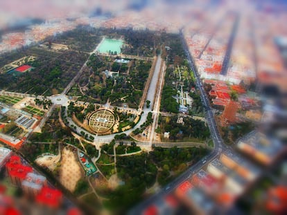 Vista aérea del Parque del Retiro, con la Rosaleda en primer término y el estanque grande al fondo.