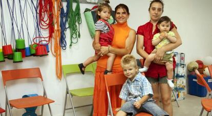 Leonor Mar&iacute;a y Cristina, ayer, con sus hijos menores, en la ludoteca que Cruz Roja tiene en su sede de Alicante.