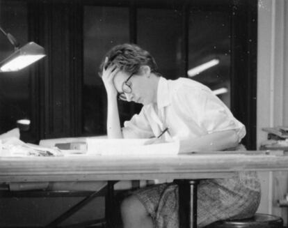 Phyllis Lambert trabajando en el estudio de Mies van der Rohe en Chicago en 1960.