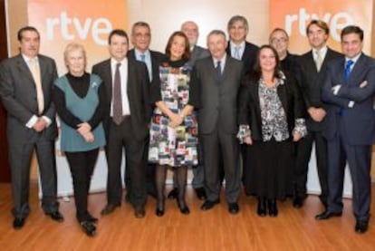Los miembros del Consejo de Administración del RTVE con el anterior presidente, Alberto Oliart.