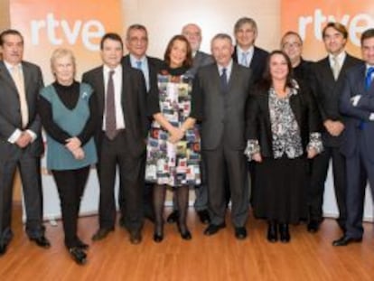 Los miembros del Consejo de Administración del RTVE con el anterior presidente, Alberto Oliart.