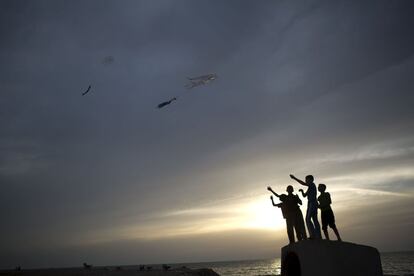 Jóvenes palestinas juegan con unas comentas en la ciudad de Gaza (Palestina).