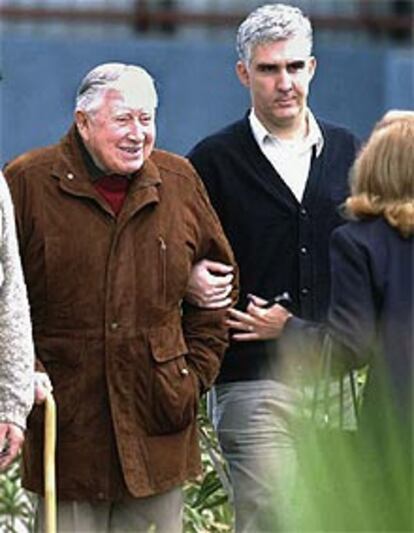 Pinochet, acompañado por un guardaespaldas, durante un paseo.