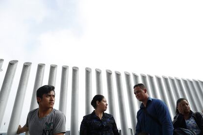Cola de migrantes esperan a cruzar a Estados Unidos para comenzar el proceso de solicitud de asilo, entre la fronera entre Tijuana y San Ysidro.