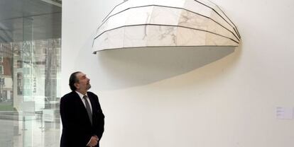 El director del Museo de Bellas Artes de Bilbao, Javier Viar, junto a la escultura de Cristina Iglesias. 