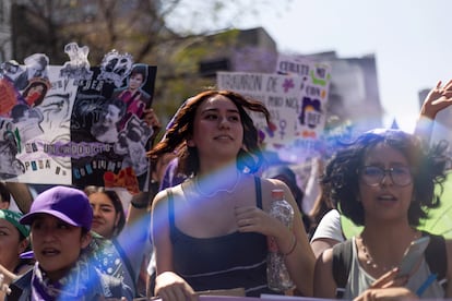 Jóvenes caminan sobre Paseo de la Reforma con un contingente, en la marcha del Día Internacional de la Mujer.