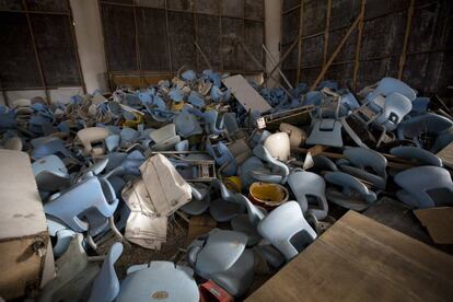 Nos bastidores do Maracanã se revela o abandono desde que os Jogos acabaram. Cadeiras, assim como mobiliário, foram amontoadas entre entulhos.