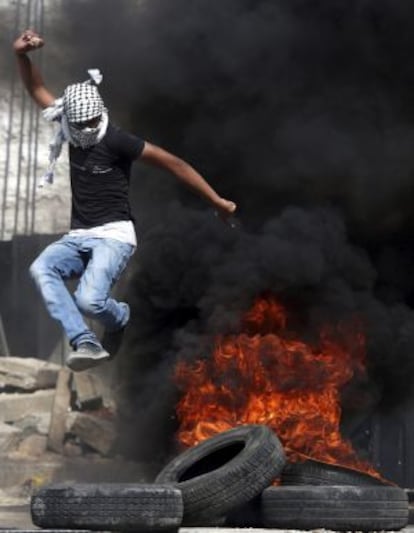 Un home s'enfronta a l'Exèrcit israelià, divendres a Hebron.