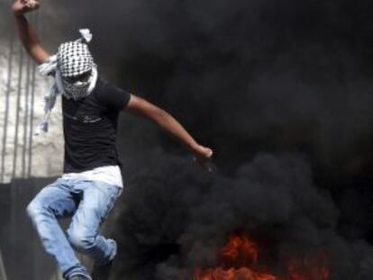 Un hombre se enfrenta al Ejército israelí, el viernes en Hebrón.