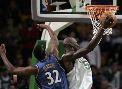 Garnett intenta anotar ante Blatche en un partido de los Celtics ante los Wizards.