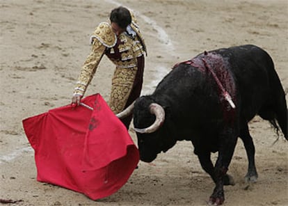 Enrique Ponce, en su primer toro.