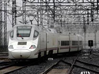 Un Alvia es un tren de larga distancia que puede circular por las vías de alta velocidad diseñadas para el AVE y por las vías convencionales. EFE/Archivo