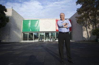 Antonio Saborit, director del Museo Nacional de Antropología, al exterior del recinto inaugurado el 17 de septiembre de 1964