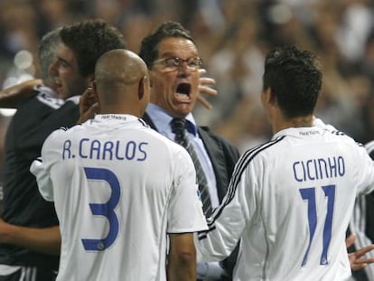 Capello celebra, junto a Roberto Carlos y Cicinho, la Liga de 2007 tras ganar al Mallorca en el Bernabéu en la última jornada