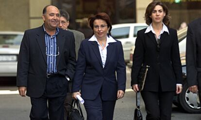 Rosa Díaz (en el centro), antes de declarara ayer en Málaga.