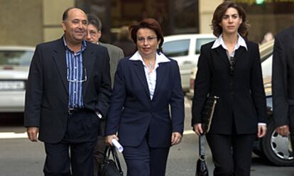 Rosa Díaz (en el centro), antes de declarara ayer en Málaga.
