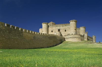 Ejemplo de arquitectura militar del siglo XV, de estilo gótico y decoración mudéjar. Juana la Beltraneja encontró refugio en este castillo durante la guerra contra las tropas de Isabel la Católica... Hasta que descubrió que sus anfitriones iban a cambiar de bando y huyó por una ventana en plena noche, para salvar su vida.