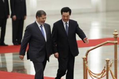 El presidente egipcio Mohamed Morsi (i) y el presidente chino Hu Jintao en el Gran Salón del Pueblo en Pekín, China, hoy, martes, 28 de agosto de 2012. Morsi se encuentra en China de visita oficial de tres días.