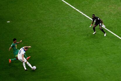 Harry Kane dispara a la puerta del guardameta Edouard Mendy en el segundo gol de Inglaterra en el tiempo de descuento del primer tiempo. 