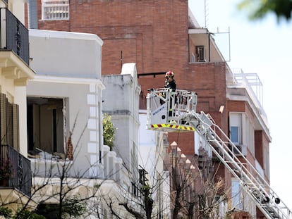 Un operario trabaja en la vivienda del distrito Salamanca donde se registró una explosión.