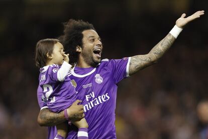 Marcelo celebra la victoria con su hijo.