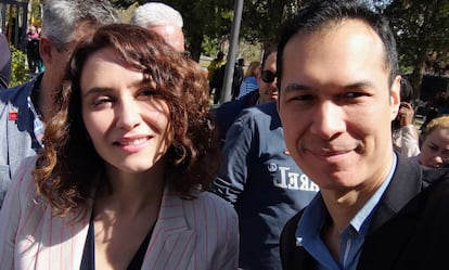 Lewington se hace una autofoto con Isabel Díaz Ayuso tras un mitin del PP en marzo pasado en Madrid.