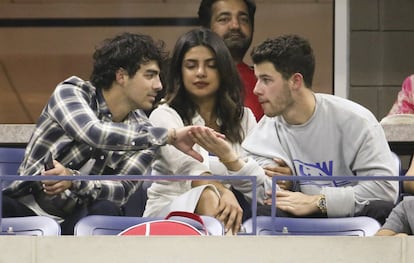 La pareja conformada por Nick Jonas y Priyanka Chopra tuvo la compañía del cantante Joe Jonas en la gradería, con quien presenciaron la victoria de Serena Williams frente a la checa Karolina Pliskova el día 4 de septiembre.