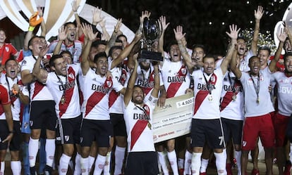 River Plate alza la Supercopa argentina tras vencer a Boca Juniors por 2-0 en Mendoza.